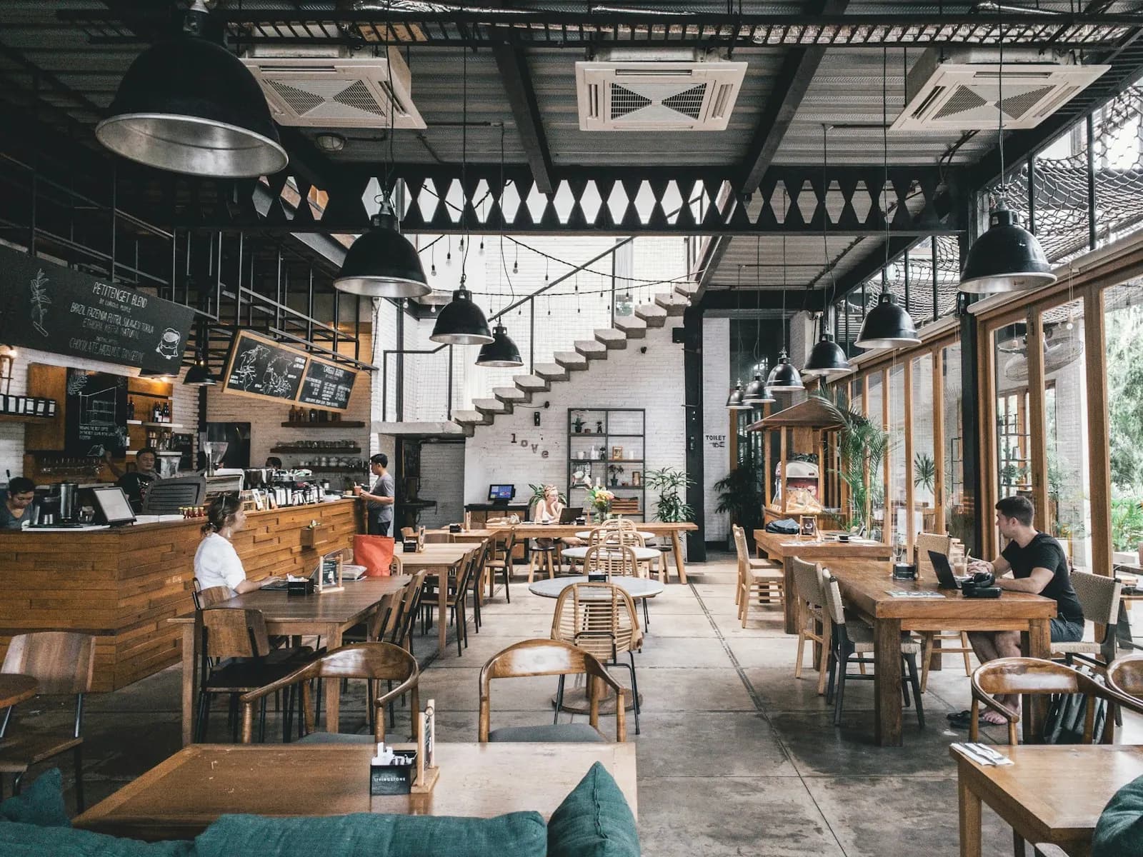 Sala del caffè con tavoli di legno