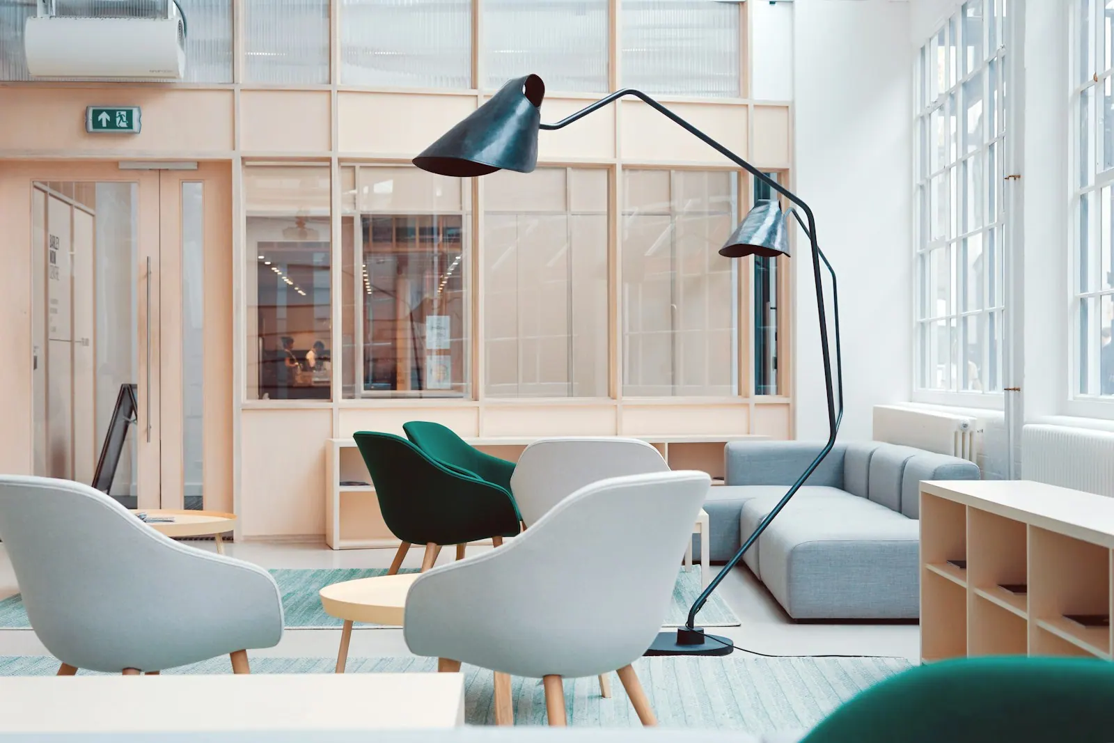 Angolo lounge con poltrone chiare