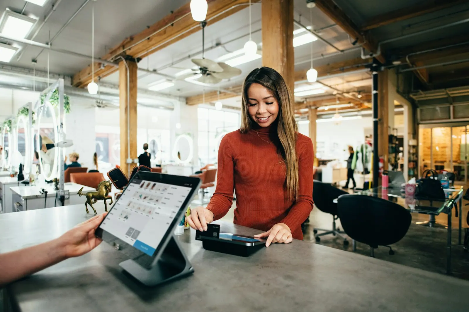 Barista al bancone con il registratore